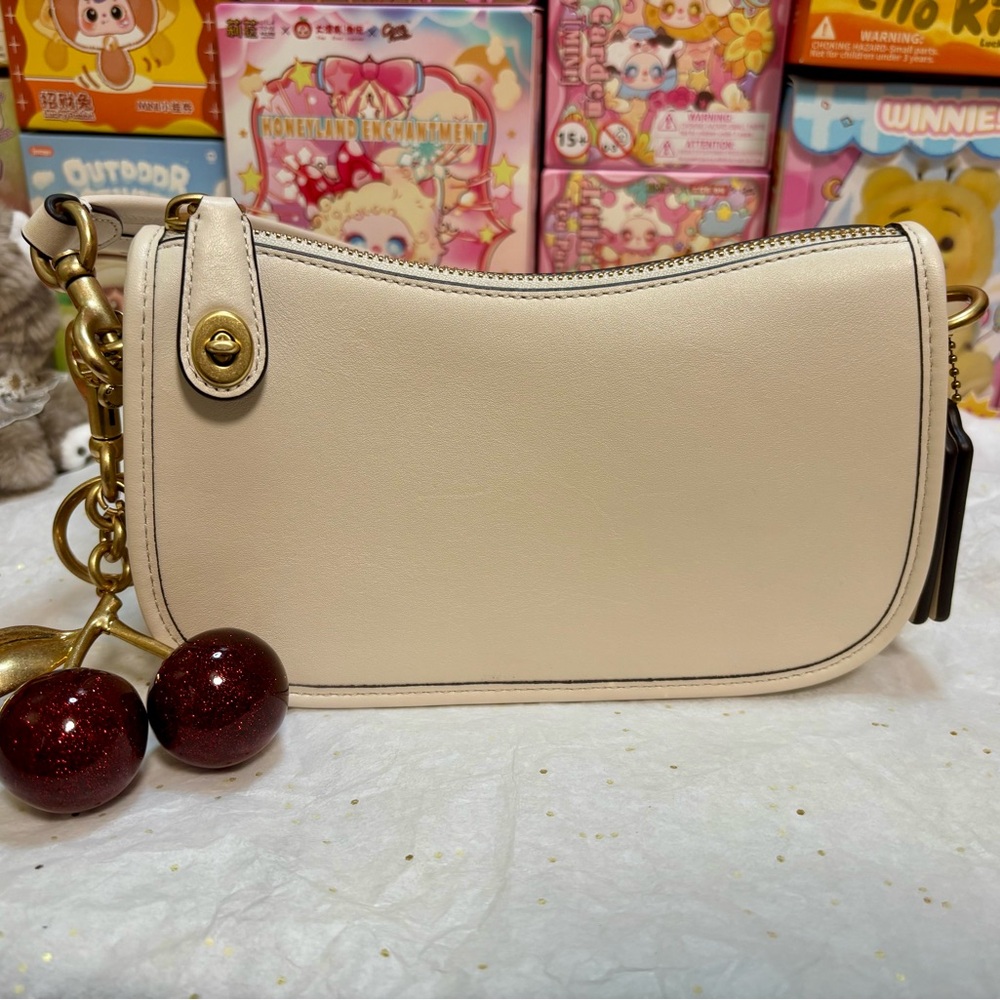 Beautiful Coach Limited Edition Swinger Bag 
PLUS Coach Cherries Keychain!🍒 - Picture 7 of 16